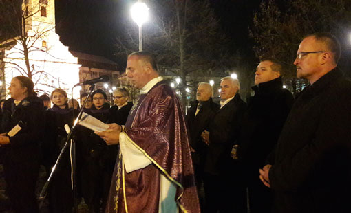 Zasjala prva adventska svijeća